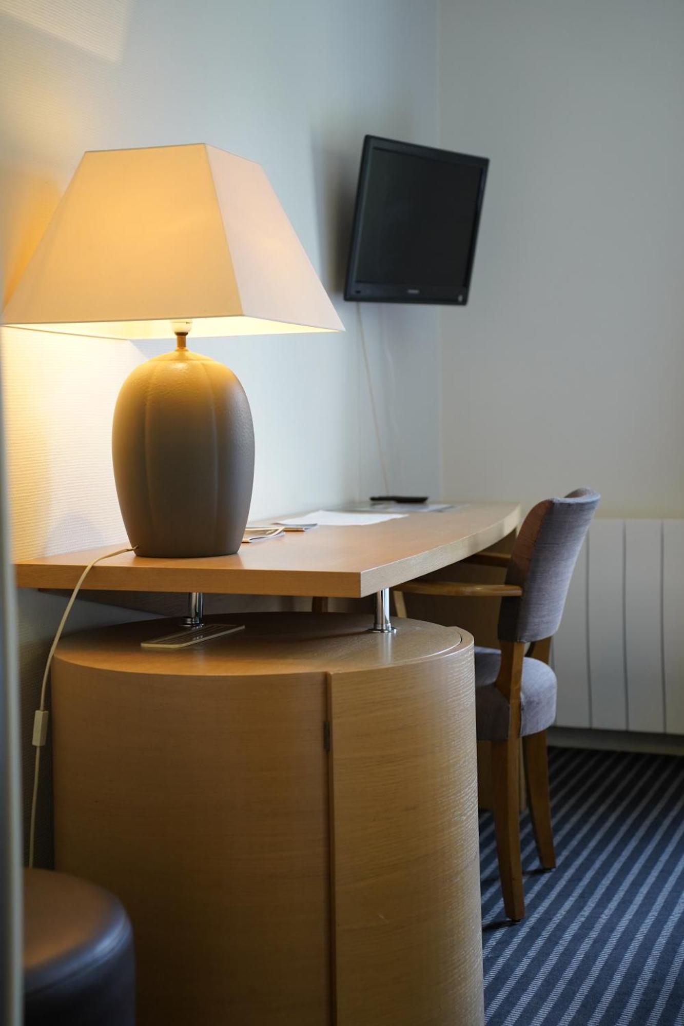 Le Pre Saint Germain Hotell Louviers Exteriör bild
