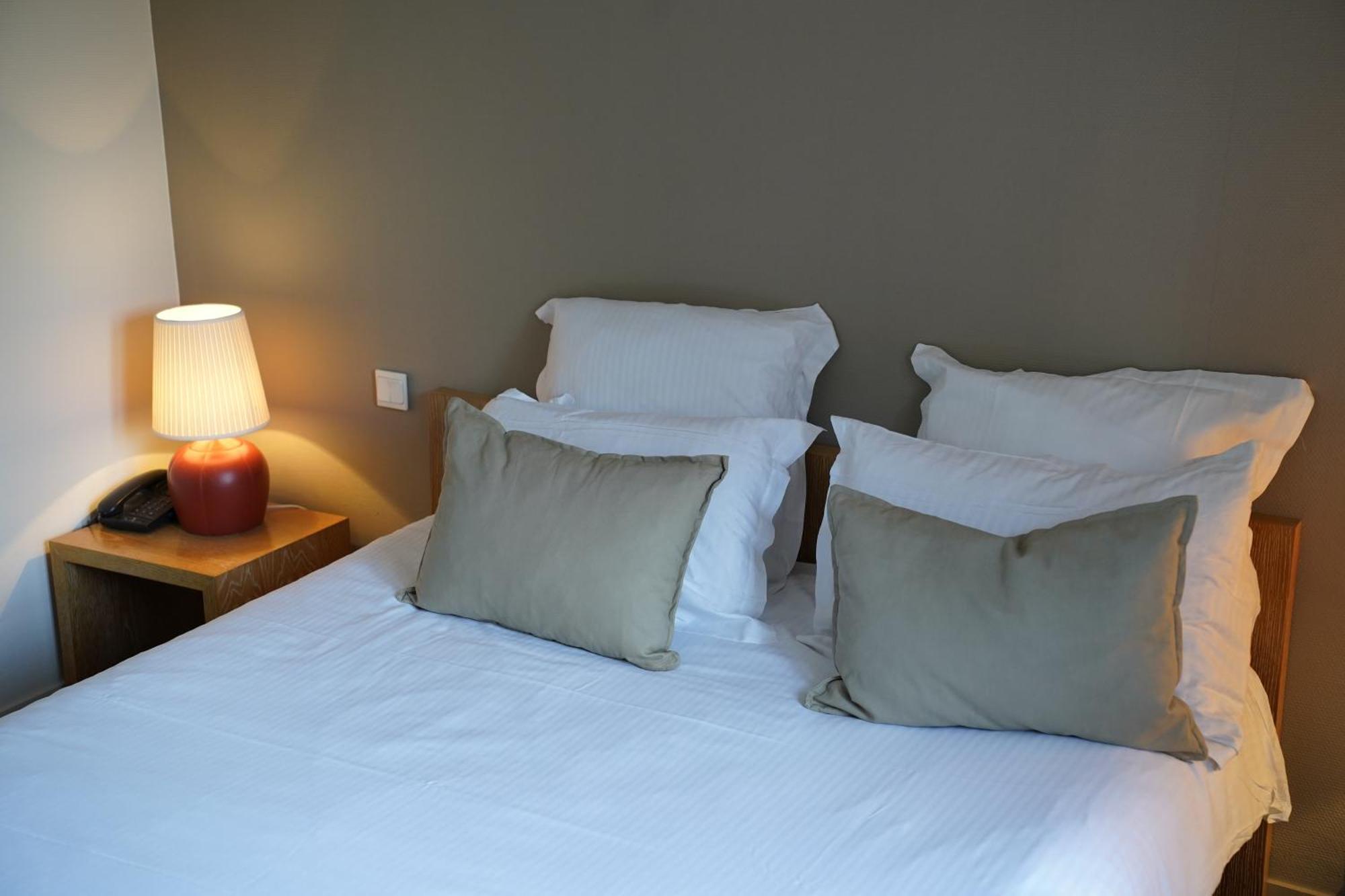 Le Pre Saint Germain Hotell Louviers Exteriör bild