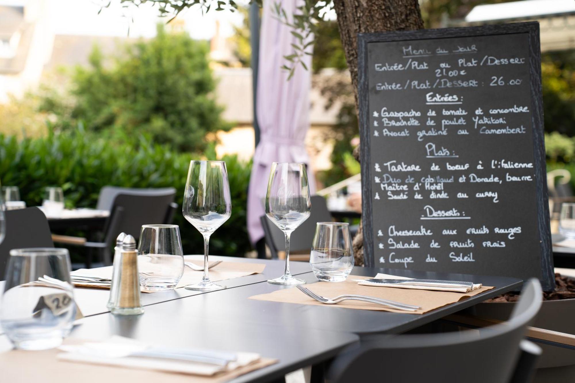Le Pre Saint Germain Hotell Louviers Exteriör bild