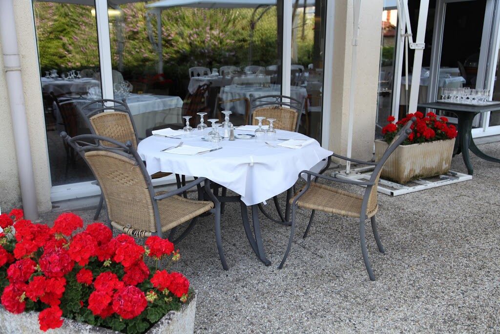 Le Pre Saint Germain Hotell Louviers Exteriör bild